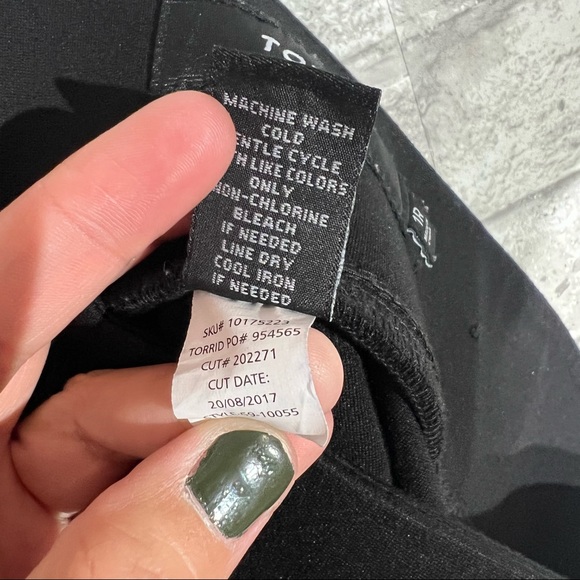 Torrid Women's 1R Stretchy Pull On Pants Black Leggings Great Condition - Picture 5 of 6